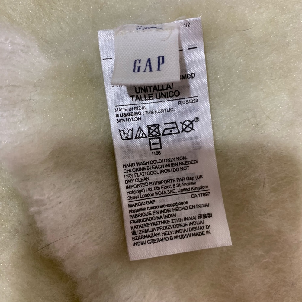 GAP -- Multicolor Gradient Scarf 🧣 - Picture 12 of 15